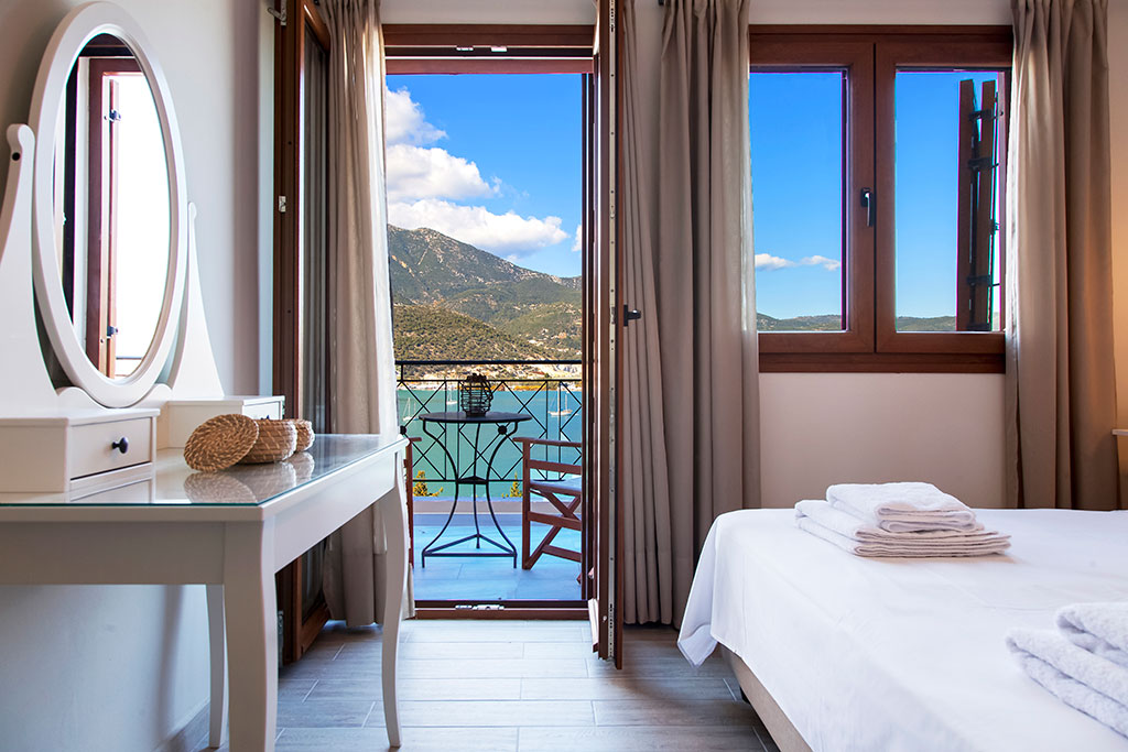 villa-panorea-bedroom-with-balcony-5